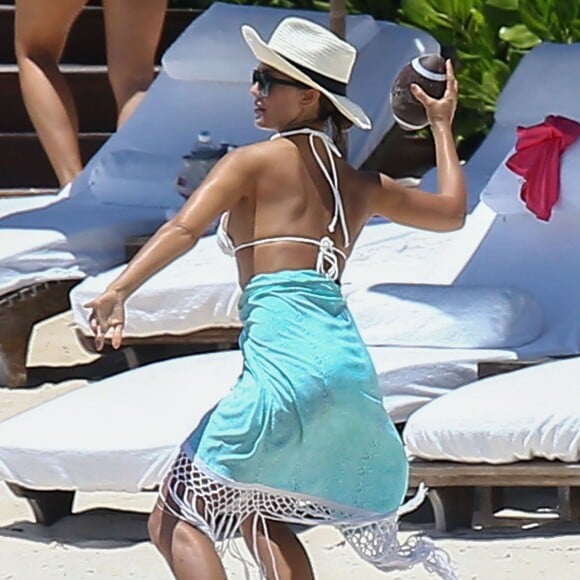 Exclusif - Jessica Alba et son mari Cash Warren en vacances sur la plage à Cancun, Mexico, le 15 août 2015.