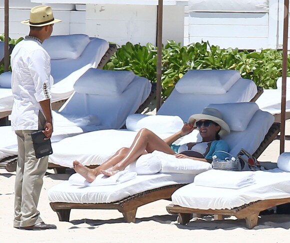 Exclusif - Prix Spécial - No web - No blog - Jessica Alba et son mari Cash Warren en vacances sur la plage à Cancun, Mexico, le 15 août 2015.  Exclusive - For Germany Call For Price - No web - No blog - Jessica Alba and husband Cash Warren enjoy a day on the beach with other family members in Cancun, Mexico on August 15, 2015. Jessica was showing off her toned bikini body in a tiny white bikini.15/08/2015 - Cancun