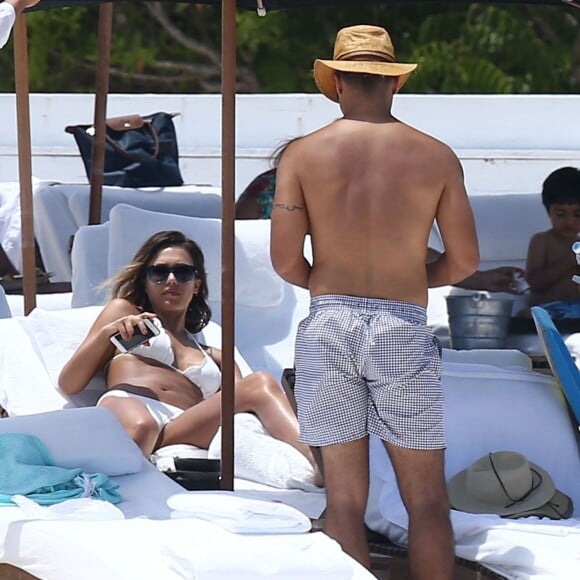 Exclusif - Jessica Alba et son mari Cash Warren en vacances sur la plage à Cancun, Mexico, le 15 août 2015.