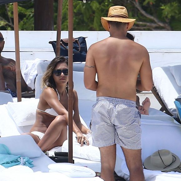 Exclusif - Jessica Alba et son mari Cash Warren en vacances sur la plage à Cancun, Mexico, le 15 août 2015.