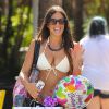 Claudia Romani fait du shopping sur Lincoln Road à Miami, le jour de ses 33 ans, le 14 avril 2015.