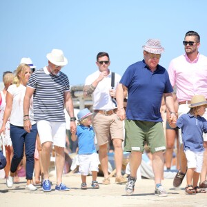 Elton John, son mari David Furnish et leurs fils Elijah et Zachary, en vacances à Saint-Tropez le 21 août 2015.