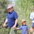 Elton John, son mari David Furnish et leurs fils Elijah et Zachary, en vacances à Saint-Tropez le 21 août 2015.