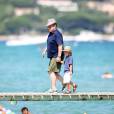 Elton John, son mari David Furnish et leurs fils Elijah et Zachary, en vacances à Saint-Tropez le 21 août 2015.