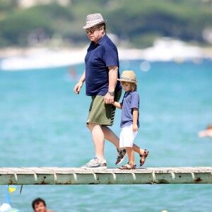 Elton John, son mari David Furnish et leurs fils Elijah et Zachary, en vacances à Saint-Tropez le 21 août 2015.