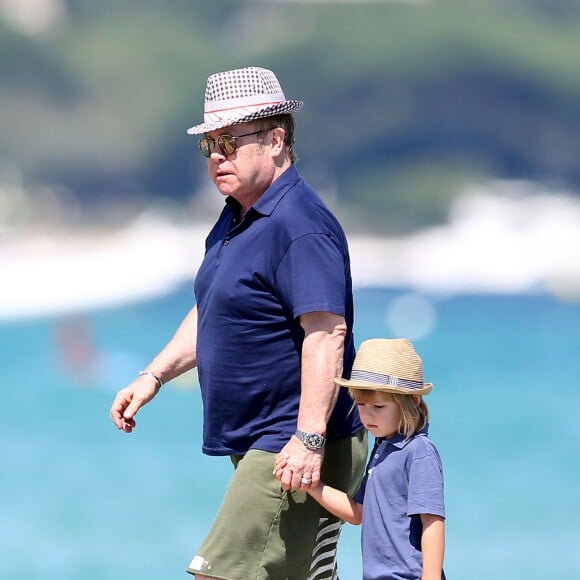 Elton John, son mari David Furnish et leurs fils Elijah et Zachary, en vacances à Saint-Tropez le 21 août 2015.