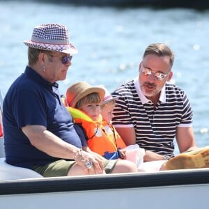 Elton John, son mari David Furnish et leurs fils Elijah et Zachary, en vacances à Saint-Tropez le 21 août 2015.