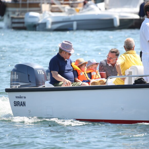 Elton John, son mari David Furnish et leurs fils Elijah et Zachary, en vacances à Saint-Tropez le 21 août 2015.