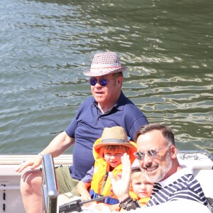 Elton John, son mari David Furnish et leurs fils Elijah et Zachary, en vacances à Saint-Tropez le 21 août 2015.