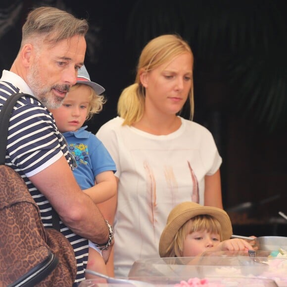 Elton John, son mari David Furnish et leurs fils Elijah et Zachary, en vacances à Saint-Tropez le 21 août 2015.