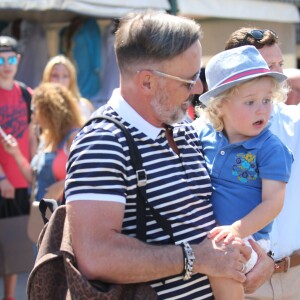 Elton John, son mari David Furnish et leurs fils Elijah et Zachary, en vacances à Saint-Tropez le 21 août 2015.