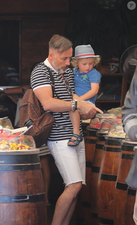 David Furnish et son fils Elijah, en vacances à Saint-Tropez le 21 août 2015.