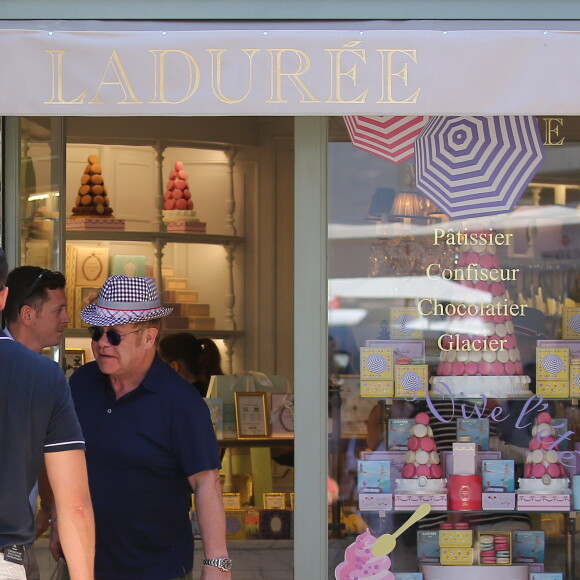 Elton John, son mari David Furnish et leurs fils Elijah et Zachary, en vacances à Saint-Tropez le 21 août 2015.