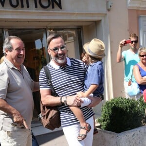 Elton John, son mari David Furnish et leurs fils Elijah et Zachary, en vacances à Saint-Tropez le 21 août 2015.