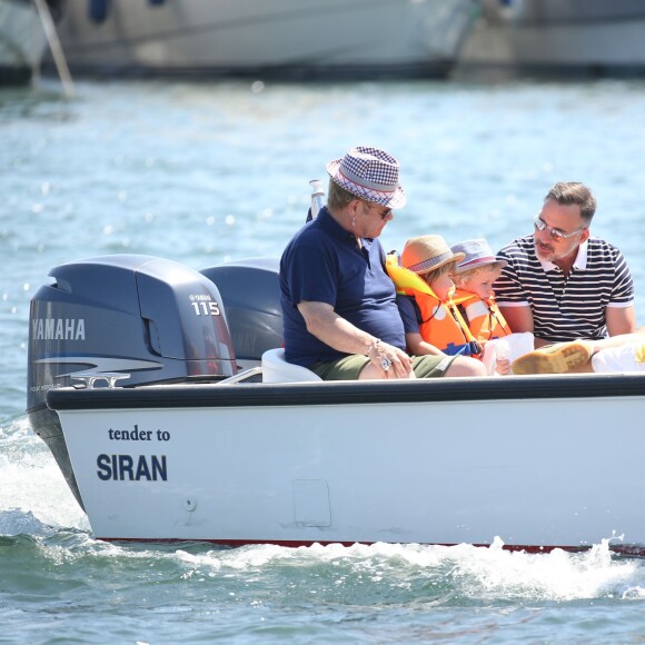 Elton John, son mari David Furnish et leurs fils Elijah et Zachary, en vacances à Saint-Tropez le 21 août 2015.