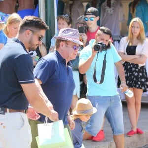 Elton John, son mari David Furnish et leurs fils Elijah et Zachary, en vacances à Saint-Tropez le 21 août 2015.