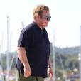 Elton John embarque à bord d'un yacht à Saint-Tropez, le samedi 22 août 2015.