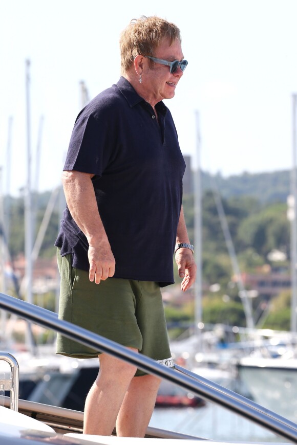 Elton John embarque à bord d'un yacht à Saint-Tropez, le samedi 22 août 2015.