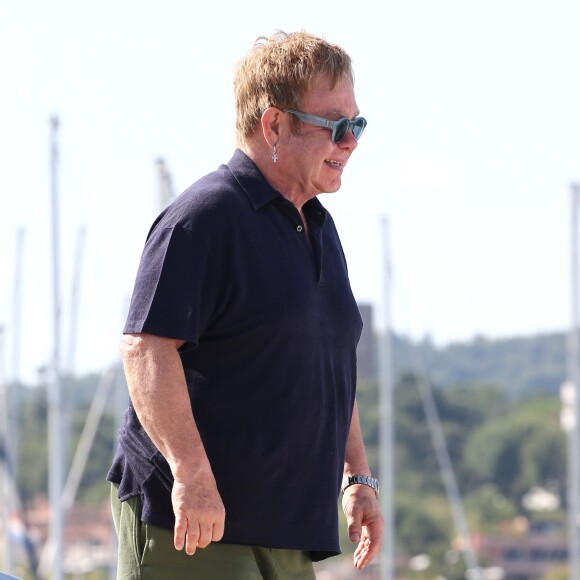 Elton John embarque à bord d'un yacht à Saint-Tropez, le samedi 22 août 2015.