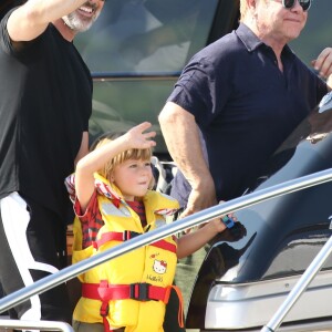 Elton John, David Furnish et leurs enfants Zachary et Elijah Furnish-John embarquent à bord d'un yacht à Saint-Tropez, le samedi 22 août 2015.