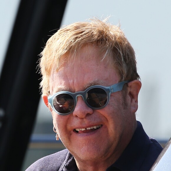 Elton John, David Furnish et leurs enfants Zachary et Elijah Furnish-John embarquent à bord d'un yacht à Saint-Tropez, le samedi 22 août 2015.