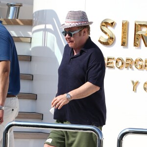 Elton John, David Furnish et leurs enfants Zachary et Elijah Furnish-John embarquent à bord d'un yacht à Saint-Tropez, le samedi 22 août 2015.