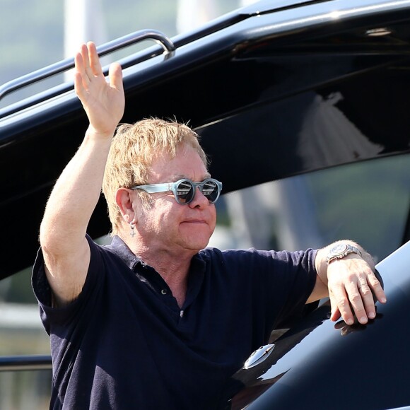 Elton John, David Furnish et leurs enfants Zachary et Elijah Furnish-John embarquent à bord d'un yacht à Saint-Tropez, le samedi 22 août 2015.