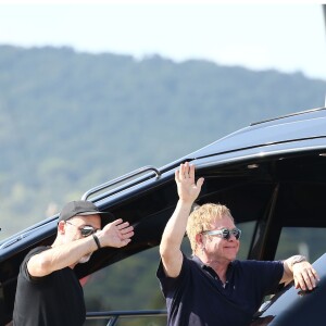 Elton John, David Furnish et leurs enfants Zachary et Elijah Furnish-John embarquent à bord d'un yacht à Saint-Tropez, le samedi 22 août 2015.