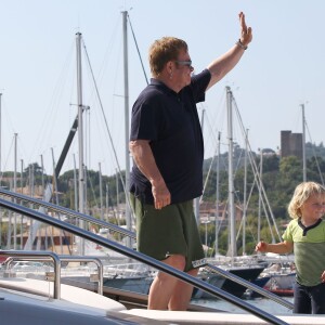 Elton John, David Furnish et leurs enfants Zachary et Elijah Furnish-John embarquent à bord d'un yacht à Saint-Tropez, le samedi 22 août 2015.