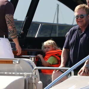 Elton John, David Furnish et leurs enfants Zachary et Elijah Furnish-John embarquent à bord d'un yacht à Saint-Tropez, le samedi 22 août 2015.