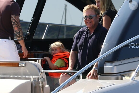Elton John, David Furnish et leurs enfants Zachary et Elijah Furnish-John embarquent à bord d'un yacht à Saint-Tropez, le samedi 22 août 2015.