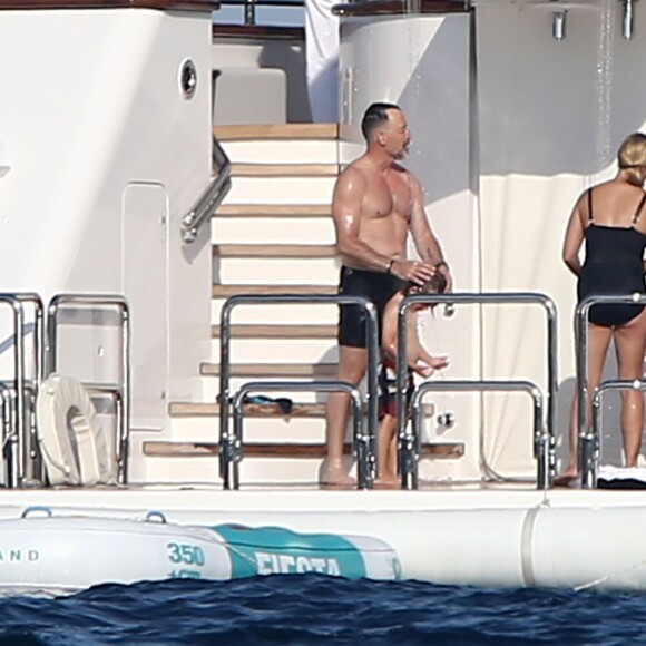 Petit tour en yacht, puis séance shopping pour Elton John, David Furnish et leurs enfants Zachary et Elijah Furnish-John à Saint-Tropez, le vendredi 21 août 2015.