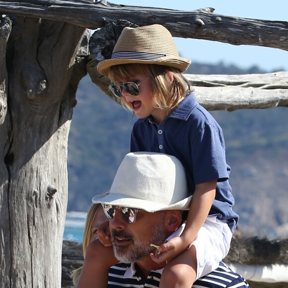 Petit tour en yacht, puis séance shopping pour Elton John, David Furnish et leurs enfants Zachary et Elijah Furnish-John à Saint-Tropez, le vendredi 21 août 2015.