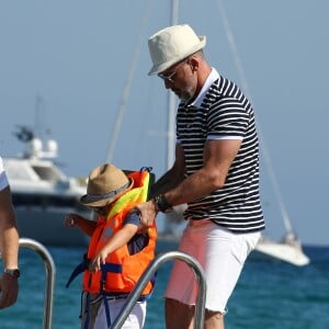 Petit tour en yacht, puis séance shopping pour Elton John, David Furnish et leurs enfants Zachary et Elijah Furnish-John à Saint-Tropez, le vendredi 21 août 2015.