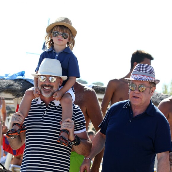 Petit tour en yacht, puis séance shopping pour Elton John, David Furnish et leurs enfants Zachary et Elijah Furnish-John à Saint-Tropez, le vendredi 21 août 2015.