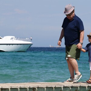 Petit tour en yacht, puis séance shopping pour Elton John, David Furnish et leurs enfants Zachary et Elijah Furnish-John à Saint-Tropez, le vendredi 21 août 2015.