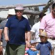 Petit tour en yacht, puis séance shopping pour Elton John, David Furnish et leurs enfants Zachary et Elijah Furnish-John à Saint-Tropez, le vendredi 21 août 2015.
