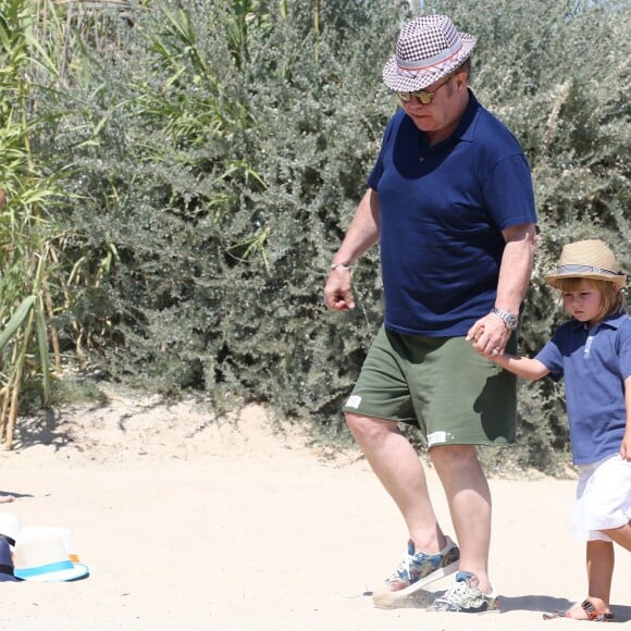 Petit tour en yacht, puis séance shopping pour Elton John, David Furnish et leurs enfants Zachary et Elijah Furnish-John à Saint-Tropez, le vendredi 21 août 2015.