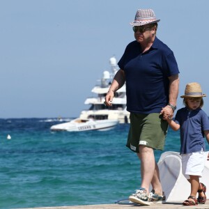 Petit tour en yacht, puis séance shopping pour Elton John, David Furnish et leurs enfants Zachary et Elijah Furnish-John à Saint-Tropez, le vendredi 21 août 2015.