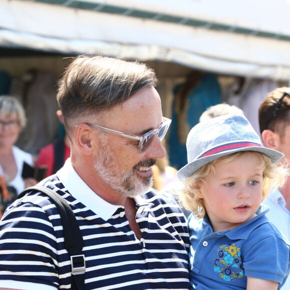 Petit tour en yacht, puis séance shopping pour Elton John, David Furnish et leurs enfants Zachary et Elijah Furnish-John à Saint-Tropez, le vendredi 21 août 2015.