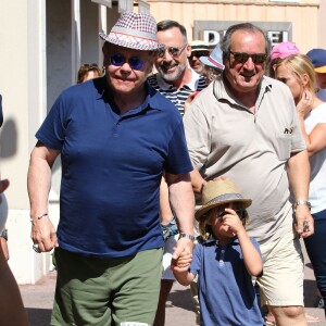 Petit tour en yacht, puis séance shopping pour Elton John, David Furnish et leurs enfants Zachary et Elijah Furnish-John à Saint-Tropez, le vendredi 21 août 2015.