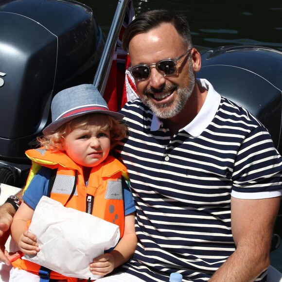 Petit tour en yacht, puis séance shopping pour Elton John, David Furnish et leurs enfants Zachary et Elijah Furnish-John à Saint-Tropez, le vendredi 21 août 2015.