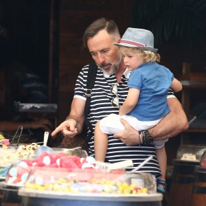 Petit tour en yacht, puis séance shopping pour Elton John, David Furnish et leurs enfants Zachary et Elijah Furnish-John à Saint-Tropez, le vendredi 21 août 2015.