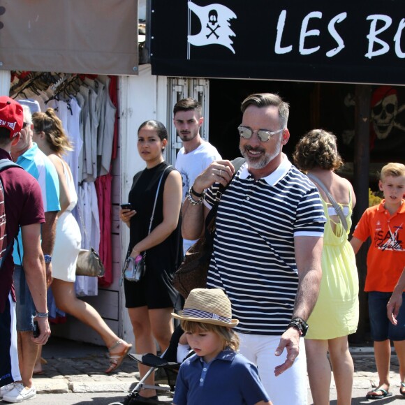 Petit tour en yacht, puis séance shopping pour Elton John, David Furnish et leurs enfants Zachary et Elijah Furnish-John à Saint-Tropez, le vendredi 21 août 2015.