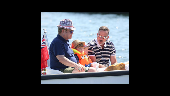 Elton John et David Furnish, en vacances à Saint-Tropez avec leurs enfants, le sameid 22 août 2015.
