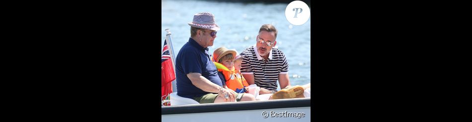 Elton John et David Furnish, en vacances à Saint-Tropez avec leurs enfants, le sameid 22 août 2015.