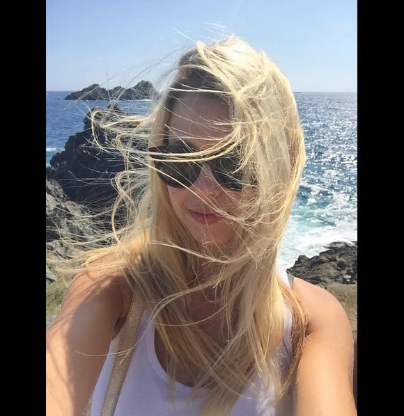 Marie Lopez, alias Enjoy Phoenix, pose lors de ses vacances en Corse, le 23 août 2015.