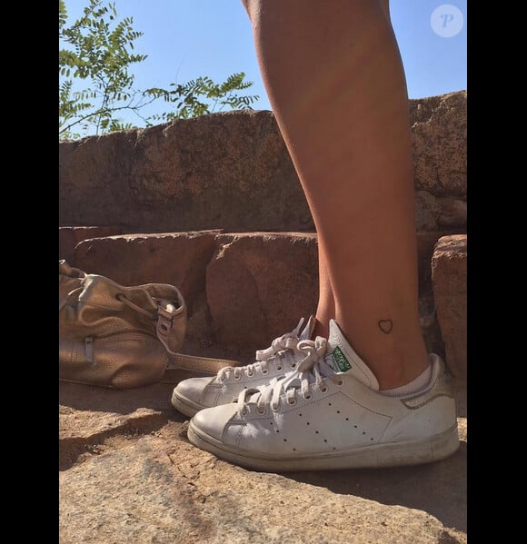 Marie Lopez, alias Enjoy Phoenix, révèle son nouveau tatouage : un petit coeur à la cheville, le 23 août 2015.