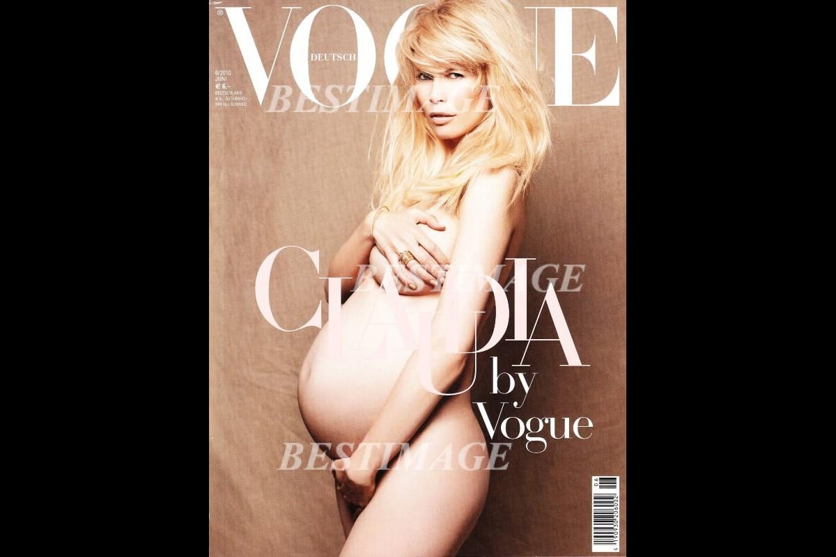 Photo : Claudia Schiffer pose nue et enceinte, pour la couverture du Vogue  allemand en juin 2010 - Purepeople