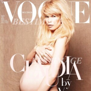 Claudia Schiffer pose nue et enceinte, pour la couverture du Vogue allemand en juin 2010